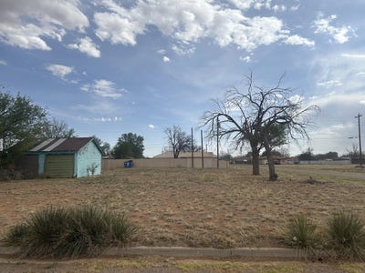 /international/us/207-w-3rd-street-sundown-tx-110108857105/