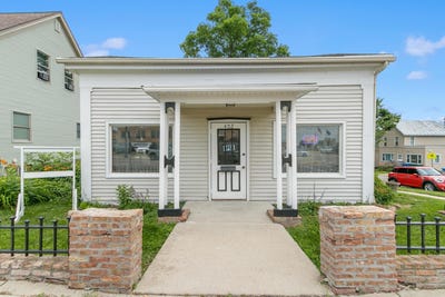 /international/us/402-ash-street-baraboo-wi-110100838503/
