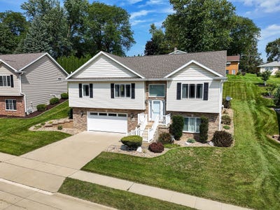 /international/us/3345-peach-tree-lane-dubuque-ia-110119692215/