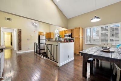 /international/us/14425-foothill-boulevard-sylmar-ca-110108692106/
