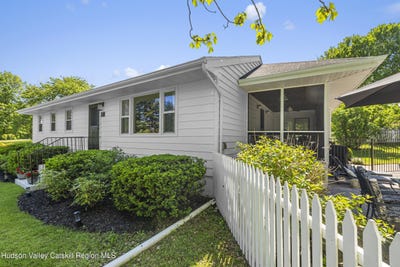/international/us/18-meadow-road-new-paltz-ny-110099687481/