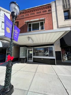 /international/us/11-east-side-square-macomb-il-110104176383/