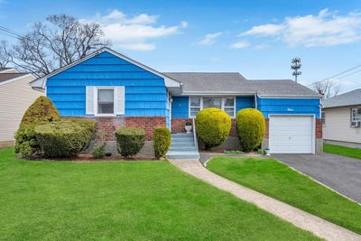 /international/us/9-henderson-avenue-valley-stream-ny-110098999207/