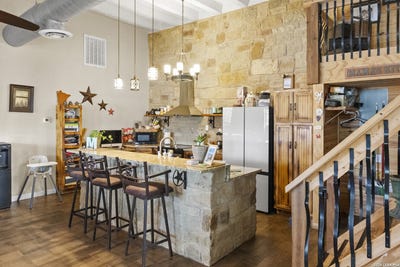 /international/us/1871-state-highway-132-n-natalia-tx-110109453748/