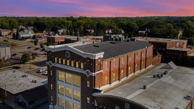 /international/us/209-e-washington-street-bloomington-il-110105052420/