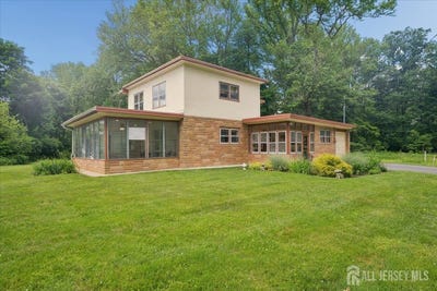 /international/us/3-cedar-court-roosevelt-nj-110108614770/