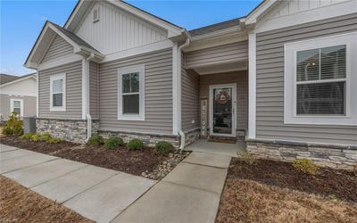 /international/us/1301-acadian-drive-suffolk-va-110105929378/