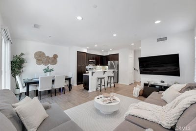 /international/us/14902-w-navarre-sylmar-ca-110107394496/