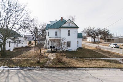 /international/us/1023-indiana-st-neodesha-ks-110105632900/