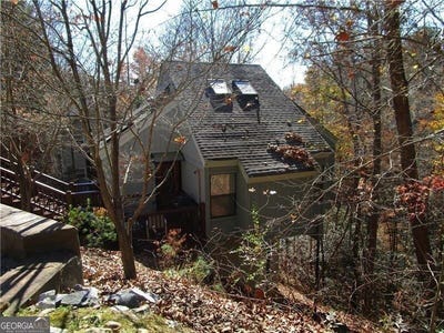 /international/us/17-dach-bruecke-gasse-helen-ga-110100690449/