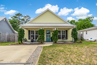 /international/us/131-ne-33rd-street-oak-island-nc-110099662413/