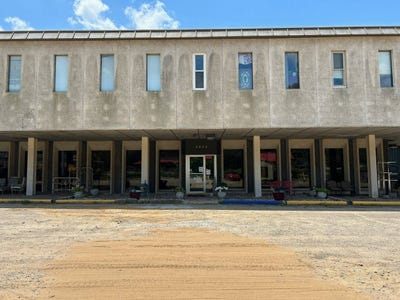 /international/us/6250-grand-central-avenue-vienna-wv-110100853568/