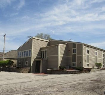 /international/us/2741-w-layton-ave-greenfield-wi-110107878511/