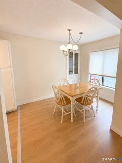 /international/us/40-woodsedge-drive-newington-ct-110110273357/