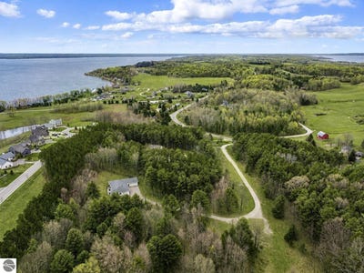 /international/us/3992-hidden-hills-court-traverse-city-mi-110108191085/