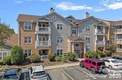 /international/us/16423-golden-river-lane-charlotte-nc-110107982536/