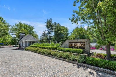 /international/us/35-lakebridge-drive-s-kings-park-ny-110108445833/