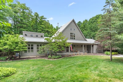 /international/us/13670-cottonwood-lane-harbert-mi-110108399106/