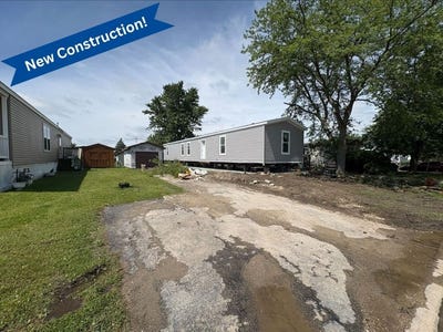 /international/us/9-swan-lane-beecher-il-110108774928/