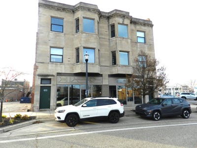 /international/us/136-territorial-road-benton-harbor-mi-110107382435/