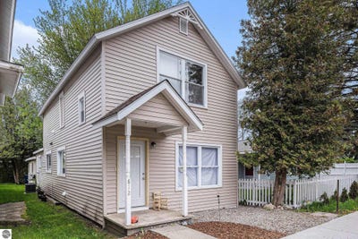 /international/us/812-forest-avenue-frankfort-mi-110092300893/