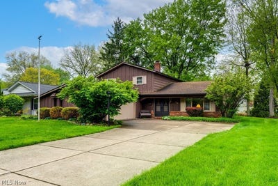 /international/us/6100-paisley-drive-north-olmsted-oh-110107817855/
