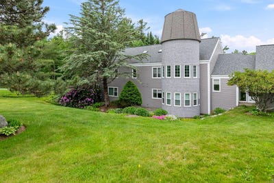 /international/us/128-hilltop-place-new-london-nh-110108680629/
