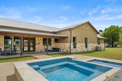 /international/us/98-county-road-957b-schulenburg-tx-110107439699/