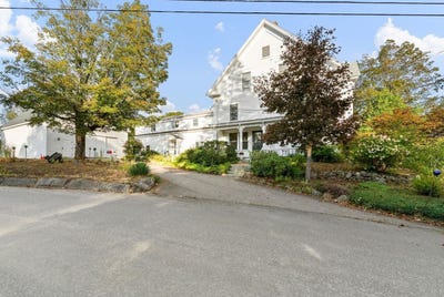 /international/us/32-maple-street-andover-nh-110102713736/