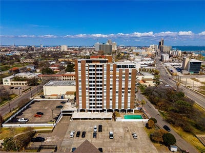 /international/us/715-s-upper-broadway-street-corpus-christi-tx-110107504415/