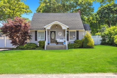 /international/us/4-pine-street-holtsville-ny-110108552312/