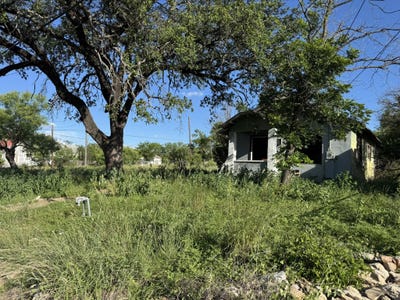 /international/us/703-w-2nd-street-brady-tx-110106371450/