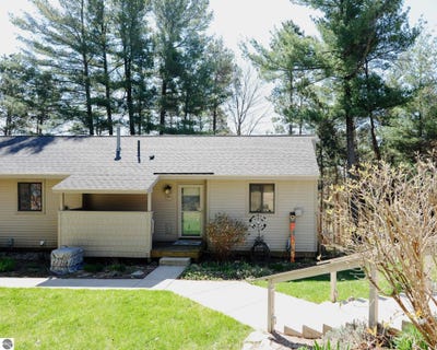 /international/us/11255-e-fort-road-suttons-bay-mi-110108145435/