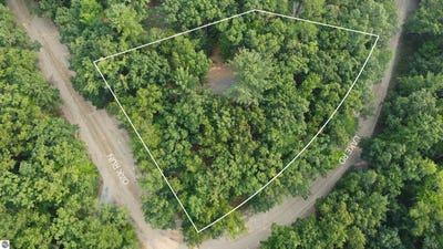 /international/us/4681-lake-road-farwell-mi-110101402327/