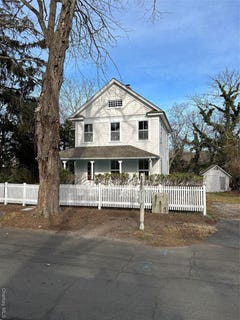 /international/us/685-orchard-street-new-suffolk-ny-110104330142/