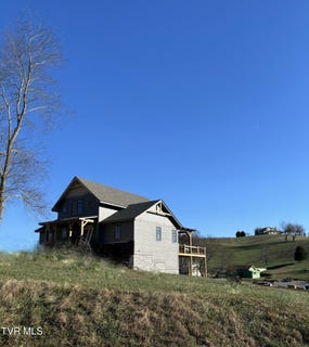 /international/us/136-farmhouse-village-trail-butler-tn-110096199373/