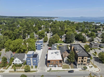 /international/us/912-w-front-street-traverse-city-mi-110093942146/