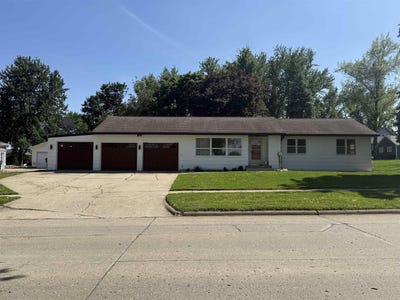 /international/us/225-9th-st-se-sioux-center-ia-110108331858/