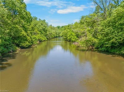/international/us/1392-mission-road-danbury-nc-110107721736/
