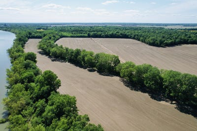 /international/us/001-old-river-rd-america-il-110107747792/
