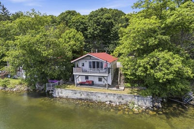 /international/us/1385-swan-lake-avenue-swanville-me-110109115863/