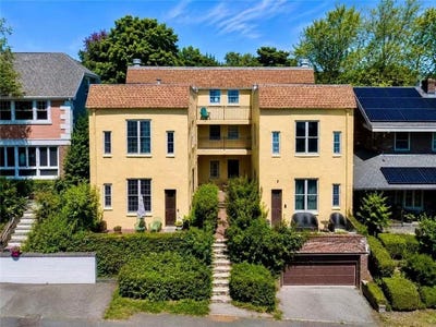 /international/us/48-tompkins-circle-staten-island-ny-110108681087/