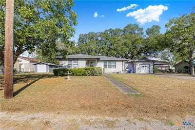 /international/us/408-davidson-street-yoakum-tx-110110341996/