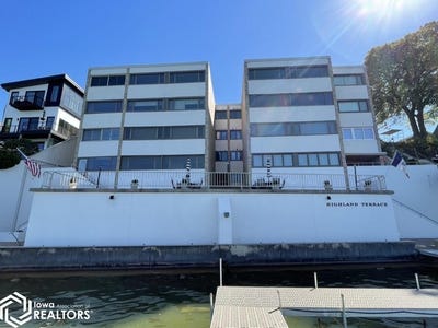 /international/us/2515-s-lakeview-court-clear-lake-ia-110100899990/