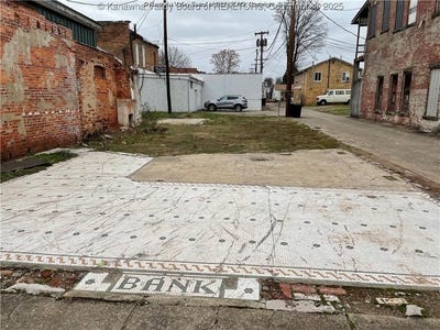 /international/us/217-walnut-street-ravenswood-wv-110109342061/