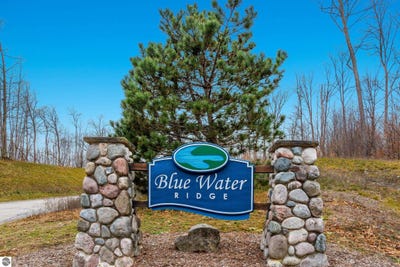 /international/us/1909-n-blue-water-court-suttons-bay-mi-110109000290/