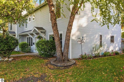 /international/us/711-lake-avenue-traverse-city-mi-110120459770/