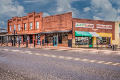 /international/us/218-e-first-hughes-springs-tx-110107999686/