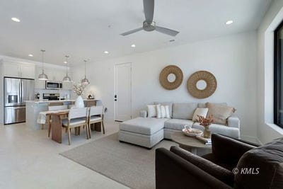 /international/us/425-w-momori-cir-kanab-ut-110105976444/
