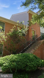 /international/us/900-hickory-circle-la-plata-md-110108439670/